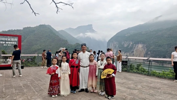 “奉節·詩歌大舞台”李白和小朋友對詩。奉節縣融媒體中心供圖