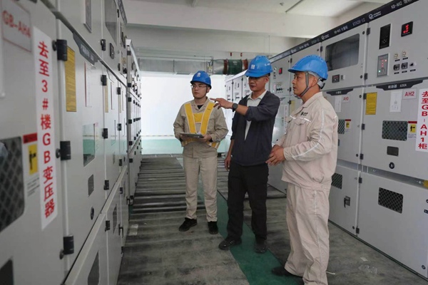國網重慶市南供電公司員工在東港汽車電子產業園中心專用配電房了解設備運行情況。諶雅夢攝