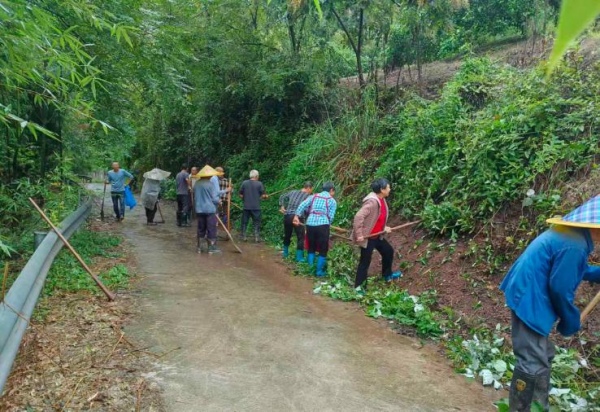 聯防小組一起清理危險路段。趙家街道供圖