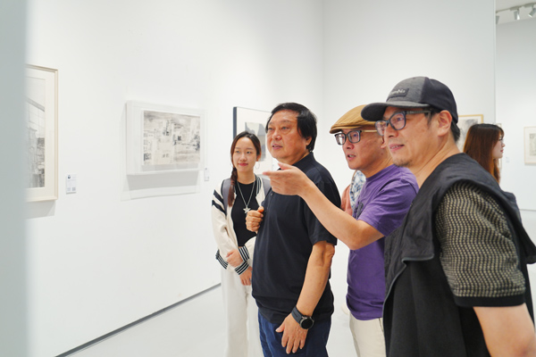 观众参观。秦廷富摄