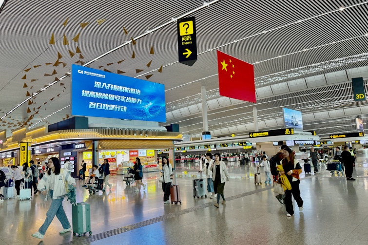 重慶江北國際機場迎來出行客流高峰。鄒樂攝