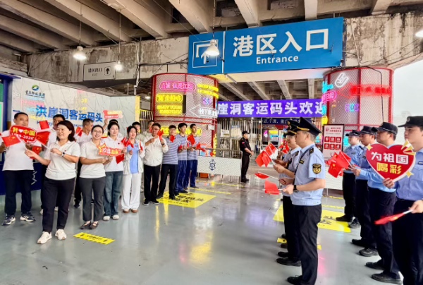 主題快閃活動中大家用歌聲慶祝國慶佳節。鄒樂攝