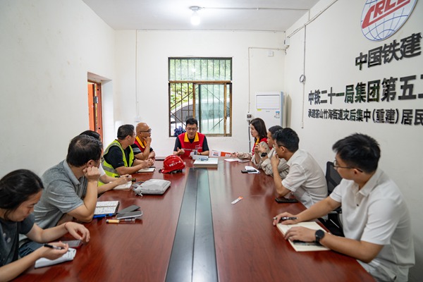服務隊與施工單位、設計單位開展座談會。國網永川供電公司供圖