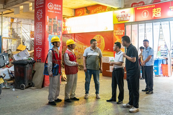 對商超開展聯合檢查。國網永川供電公司供圖