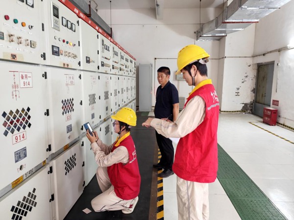 電力員工對企業配電房開展局放測試。國網永川供電公司供圖