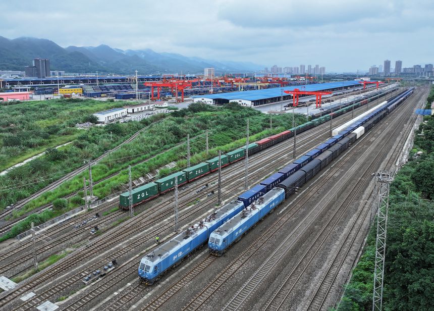 10月1日，重慶國際物流樞紐園區，一列滿載貨物的重慶中歐班列駛出團結村站（無人機照片）。通訊員 郭晉 攝