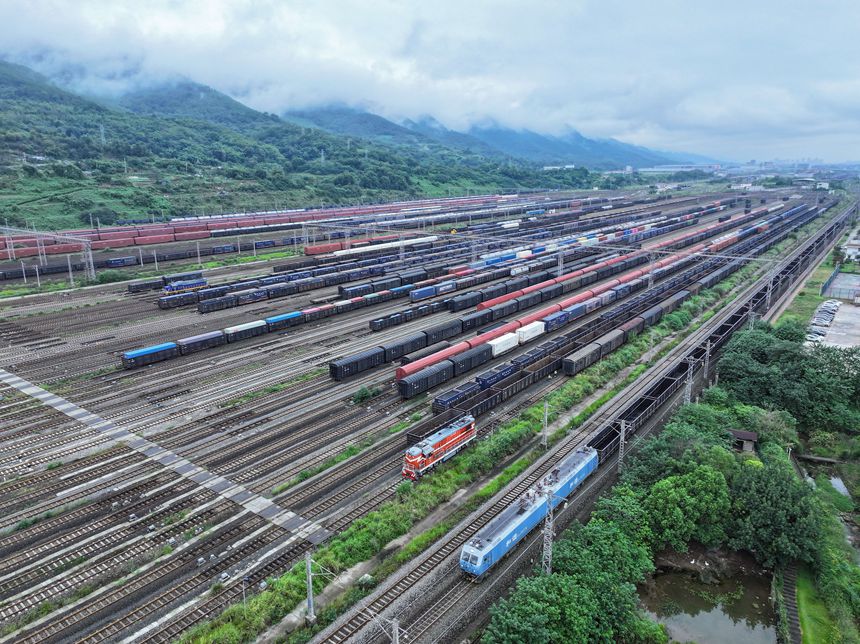 10月1日，一列滿載新疆煤炭的貨運列車駛入興隆場編組站（無人機照片）。通訊員 郭晉 攝
