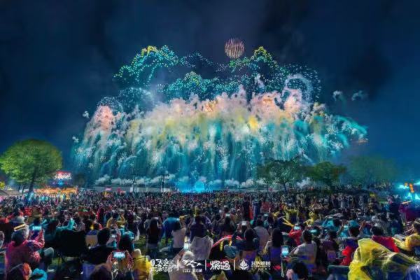 “雄奇山水”无人机烟花。重庆天空剧院供图