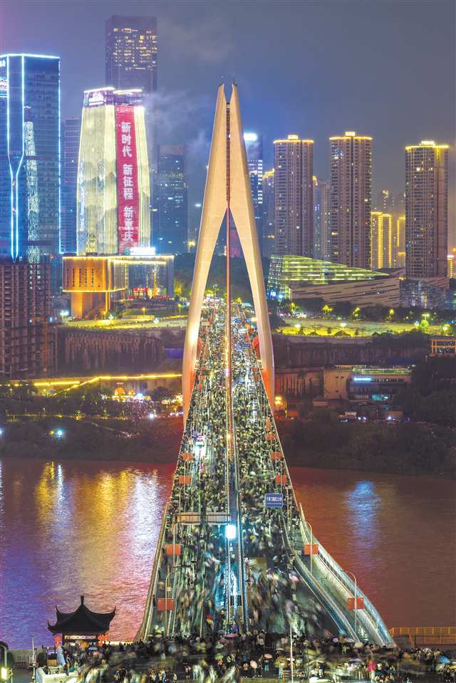 10月3日，千厮门嘉陵江大桥“封桥宠粉”，众多游客在桥上观景游玩。记者 李雨恒 摄/视觉重庆