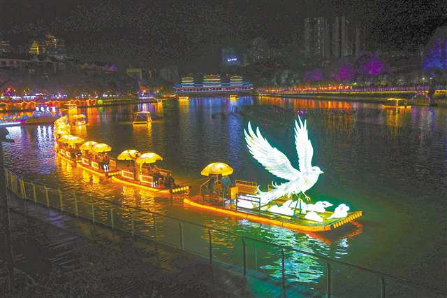 十月二日，游客在黔江区三岔河武陵水岸乘坐花神游船游览夜景。特约摄影 杨敏\视觉重庆