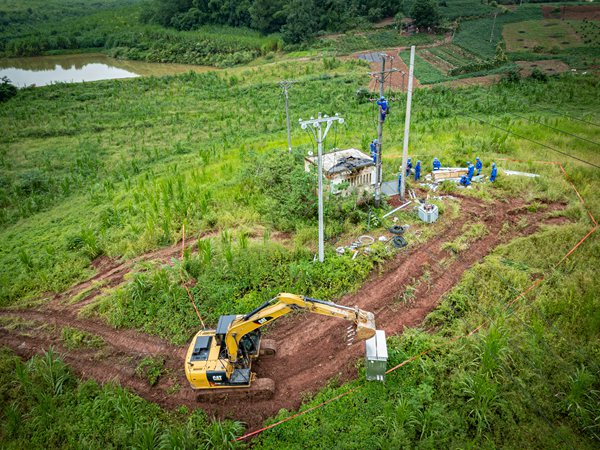 電力員工在工作現場安裝變壓器。國網重慶永川供電公司供圖
