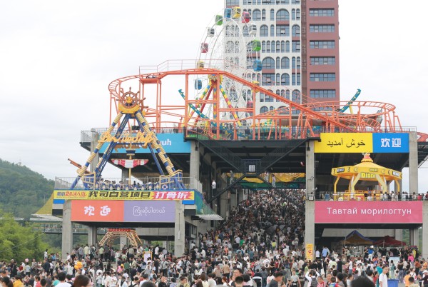 國慶假期，美心2號洋人街游人如織。楊孝永攝