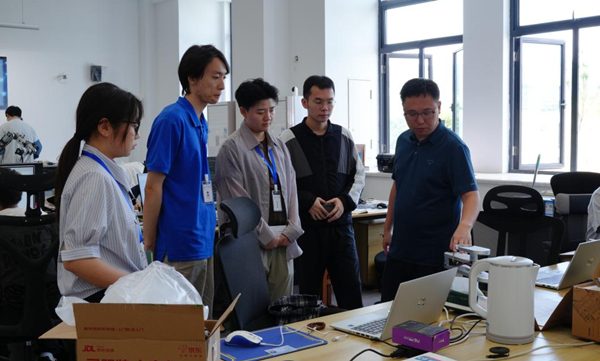 技术转移方向硕士研究生前往重庆工商大学人工智能学院针对多通道相控阵超声成像检测系统项目开展专项实训。校方供图