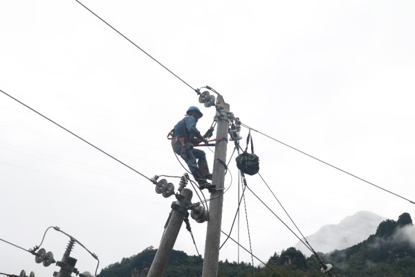 国网城口供电公司：暴雨突袭 全力抢修保供电