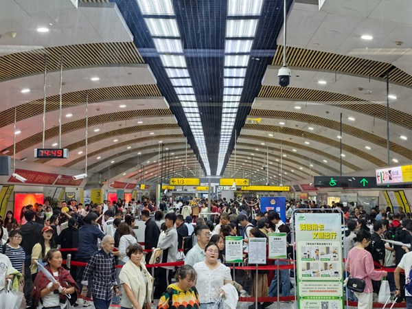 轨道交通保障市民、游客出行。重庆交通开投集团供图