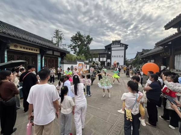 1500架无人机点亮汉丰湖(图2)