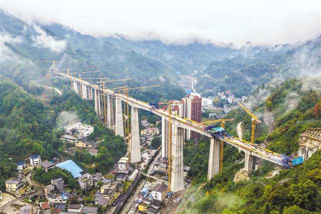 這是10月12日拍攝的西渝高鐵繆家梁特大橋建設現場（無人機照片）。新華社記者 唐奕 攝