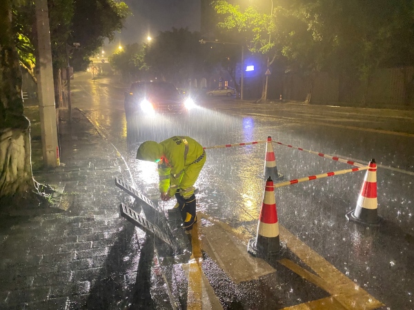 工作人员雨中应急处置。管网公司供图