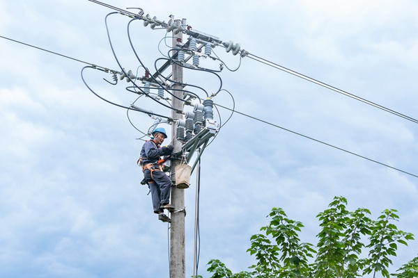 電力員工開展設備檢修。國網重慶永川供電公司供圖