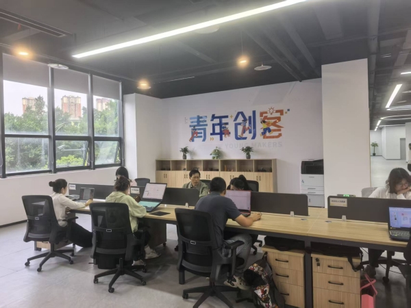 開州區青年創客聯盟陣地，創客們正在工作。蔣海濤攝