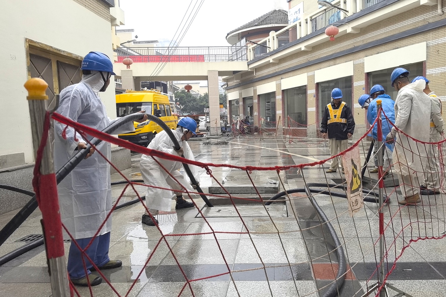 重庆大足：冒雨迁改电力线路 护航校园用电安全