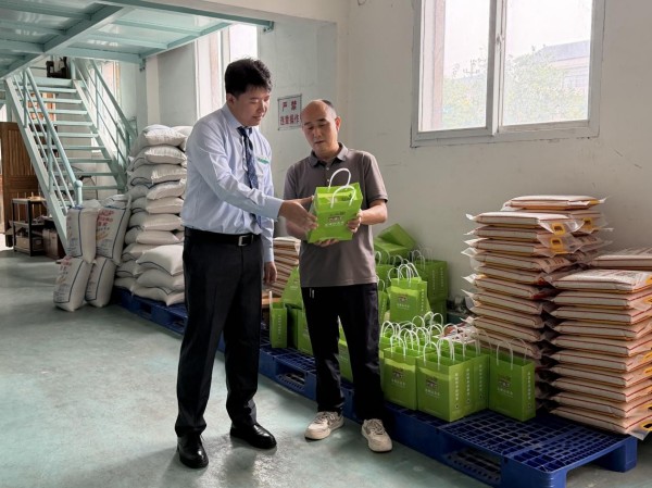 農行工作人員走訪企業。鄒雨璠 攝