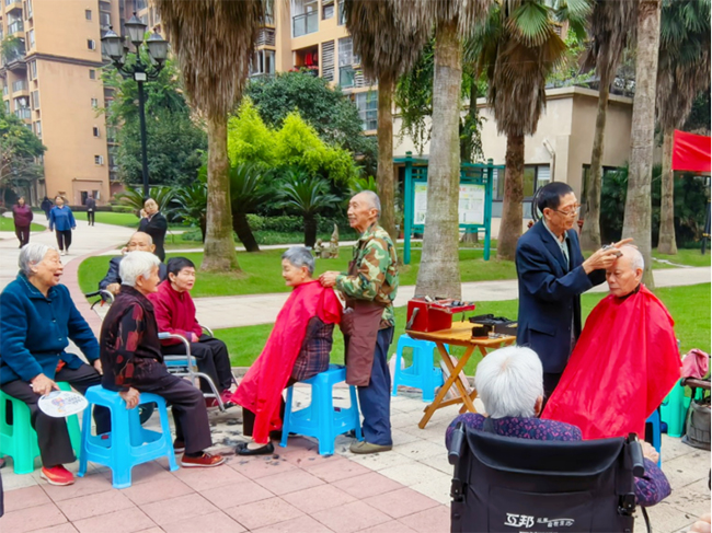 為老人理發。恆豐銀行重慶分行供圖