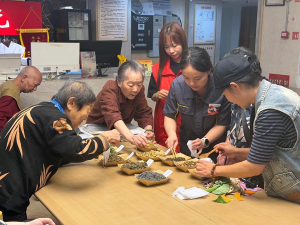重庆燃气集团沙坪坝分公司开展“情暖重阳·平安护老”活动
