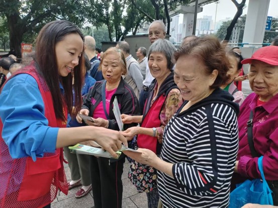 志願者向居民發放垃圾分類資料，普及綠色環保理念。劉琴攝
