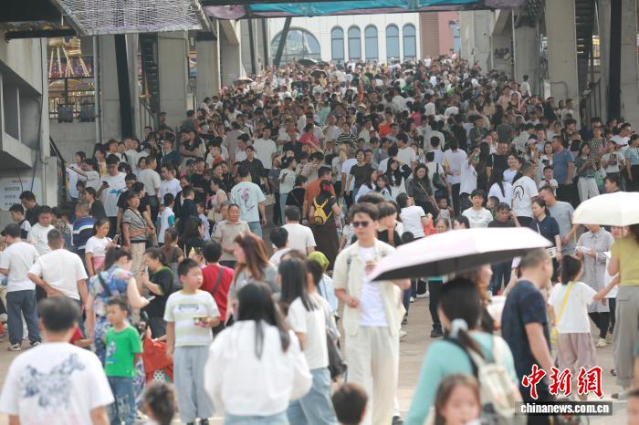 图为游客在重庆“洋人街”打卡体验。杨孝永 摄