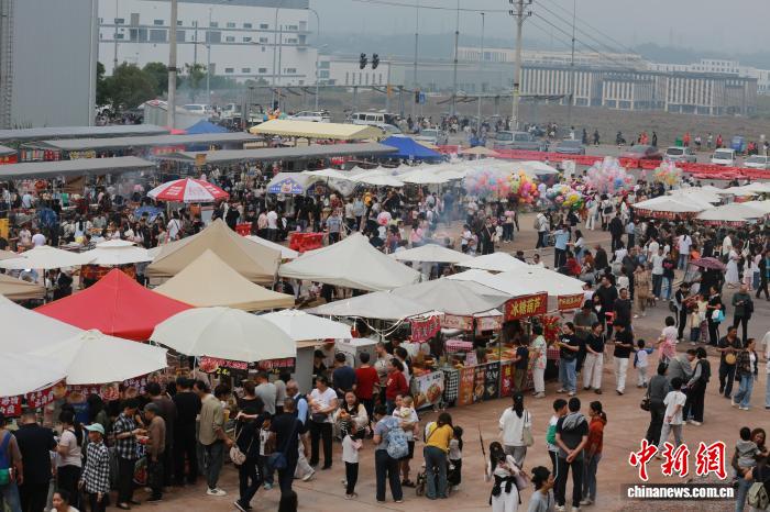 图为游客在重庆“洋人街”打卡体验。杨孝永 摄