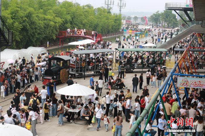 图为游客在重庆“洋人街”打卡体验。杨孝永 摄