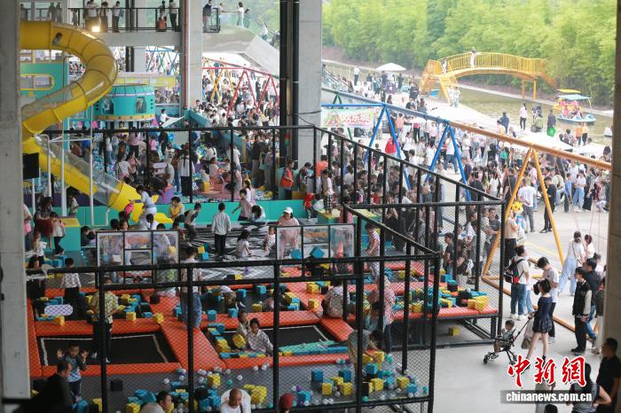 图为游客在重庆“洋人街”打卡体验。杨孝永 摄