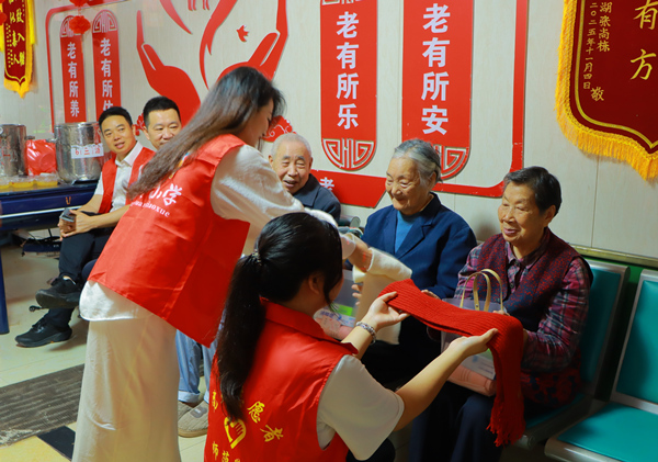 党队联动 大小携手开展重阳敬老活动