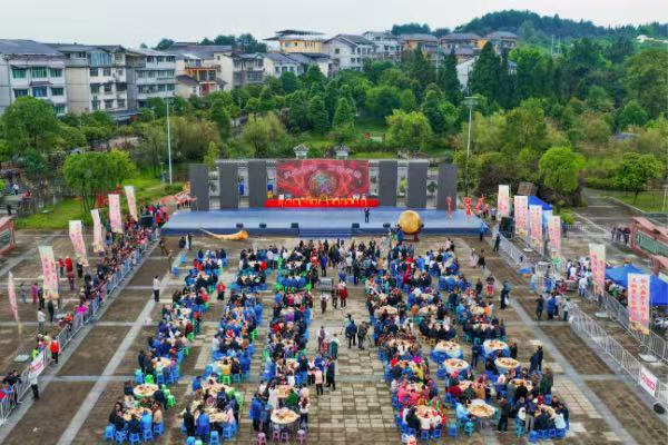 郭扶鎮文化廣場擺滿圓桌，賓客感受僚人感恩文化的獨特魅力。陳星宇攝