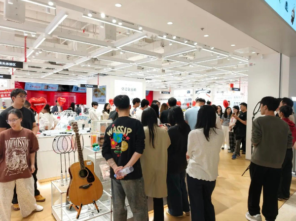 重慶市民在轉轉循環商店選購二手商品。轉轉集團供圖