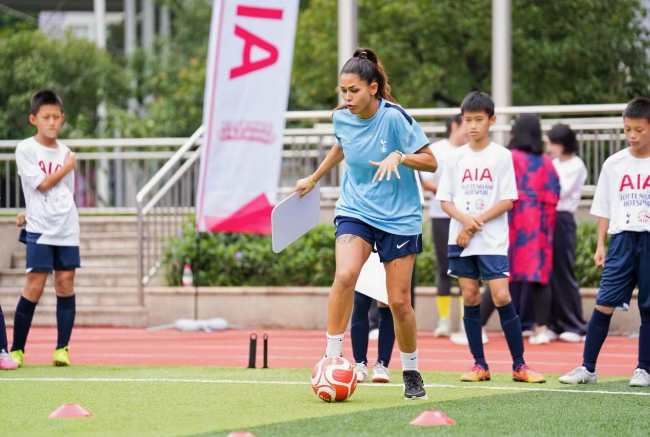 英国热刺青训进校园公益活动走进珊瑚浦辉实验小学
