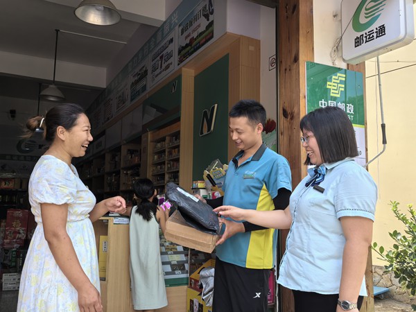 巫溪縣村級綜合便民服務站，集快遞收投、農村電商、農資銷售等功能於一體，持續激活鄉村站點內生動力。中國郵政重慶市分公司供圖