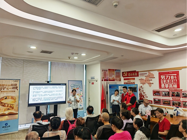 開展金融服務。建行重慶市分行供圖