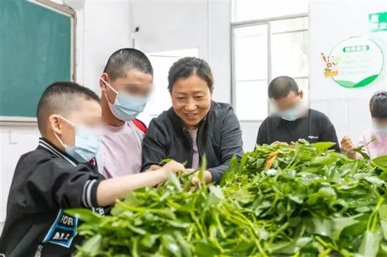 垫江“邓妈妈”:十九载大爱守望以暖光照亮折翼星河(图1)