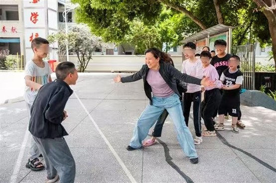 垫江“邓妈妈”:十九载大爱守望以暖光照亮折翼星河(图4)