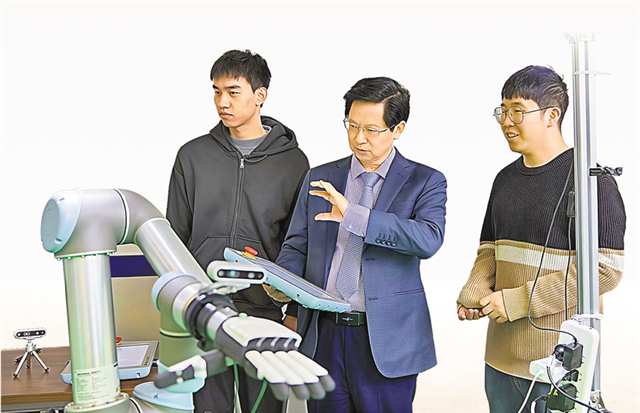 項目負責人宋永端（中）正在指導學生。（受訪者供圖）