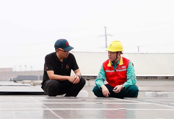 在廠房屋頂光伏電站巡檢。國網重慶永川供電公司供圖