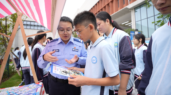 民警向學生做禁毒宣講。主辦方供圖
