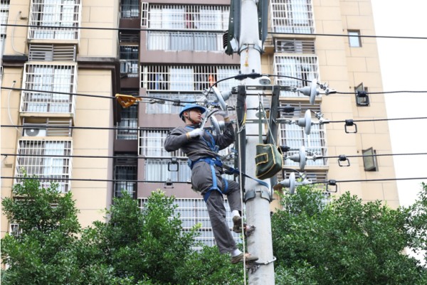 電力工人正在開展競賽作業。國網重慶大足供電公司供圖