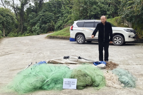 犯罪嫌疑人指认用于非法捕捞的工具。重庆市公安局水上分局供图