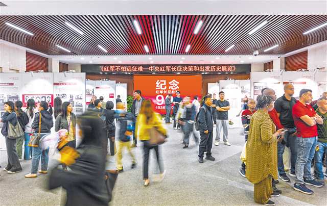 十月二十二日，紅岩革命紀念館，市民游客在參觀《紅軍不怕遠征難—— 中央紅軍長征決策和出發歷史展覽》。記者 齊嵐森 攝\視覺重慶