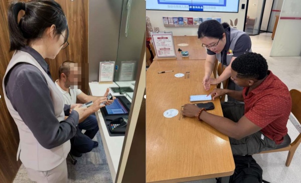 為客戶提供服務。招商銀行重慶分行供圖