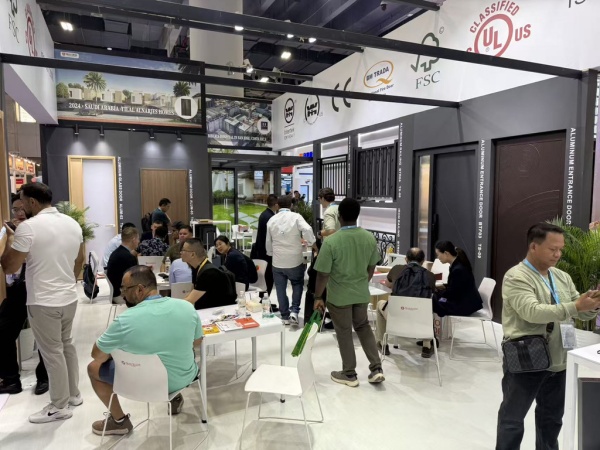 美心集团产品吸引了不少外商咨询洽谈。受访者供图