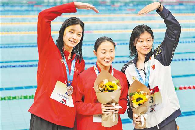 10月25日，冠軍重慶浩沙隊選手羅名鈺（中）、亞軍陝西隊選手劉姝含（左）和季軍江蘇洲克隊選手楊雯文在頒獎儀式后。新華社記者 鞠煥宗 攝